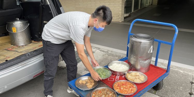 互助送暖！風雨無阻十五年　北市保大長者共餐溫馨情