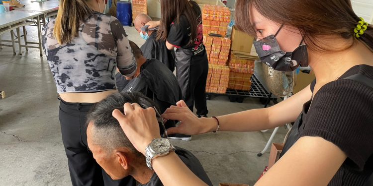 屏東企業員工關懷遊民 供餐、義剪做志工