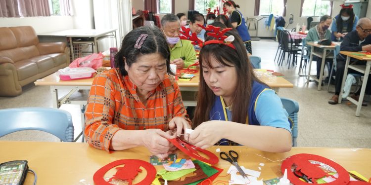 樹人資處DIY聖誕花圈活動 促長者樂活展創意