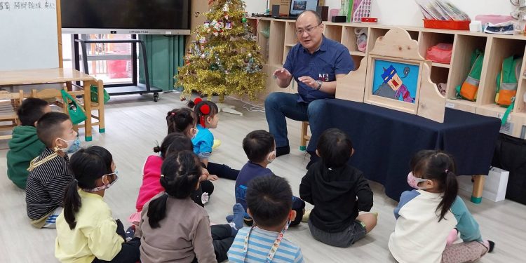 「紙芝居」故事暖心活動 助六龜孩子出國圓夢