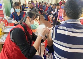 屏縣府籲儘快接種流感及新冠XBB疫苗 預防染病後重症