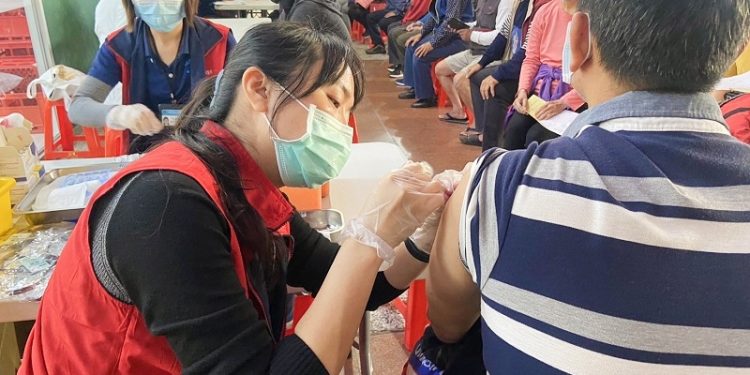 屏縣府籲儘快接種流感及新冠XBB疫苗 預防染病後重症