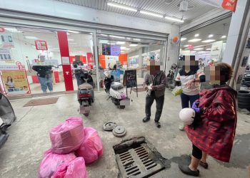 八旬老翁錢包掉水溝　里港警不畏惡臭助撈錢