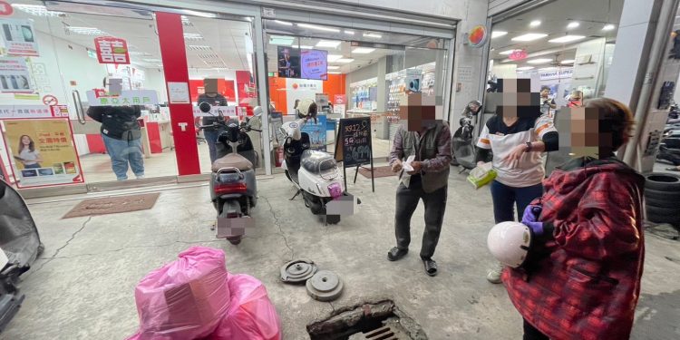 八旬老翁錢包掉水溝 里港警不畏惡臭助撈錢