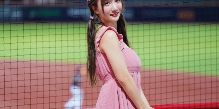 「全糖女神」小珍奶生日音樂會揪小龍女撒糖開唱 台上落淚嘆一遺憾