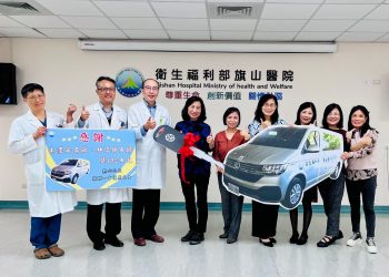 美濃夫婦女兒捐贈旗山醫院復康巴士助弱勢