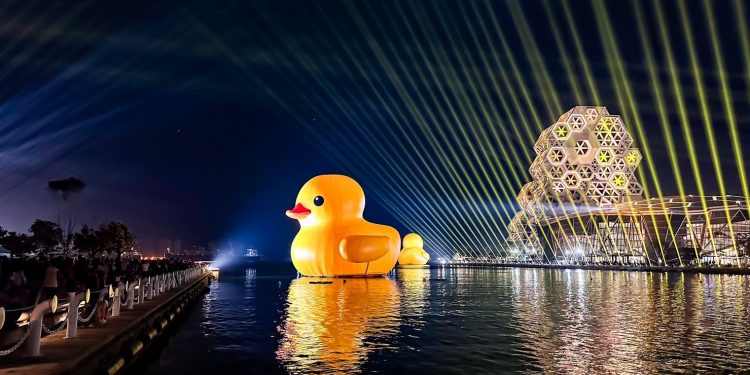 高雄冬季遊樂園吸引60萬人 超萌黃小鴨成焦點