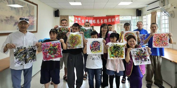 圓緣慈善推廣協會攜手南門獅子會 陪老憨兒無筆彩繪