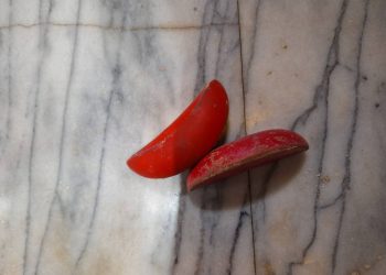 到廟裡祈求事業順利！擲出罕見「面對面」立筊 老闆驚喜謝神明