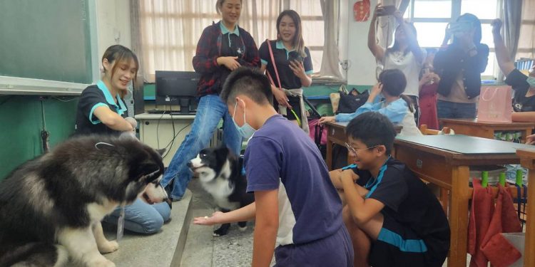 前進台中偏鄉小學推廣尊重生命 派特寵物友善餐廳引領孩童親自體驗