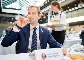 台灣梨山頂級茶葉連摘7星 獲食品界米其林「風味絕佳獎章」三星認可