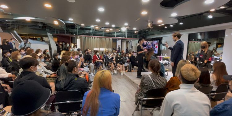 高收入頂尖髮型設計師 解密染髮色彩配方技巧 創造高級夢幻髮色