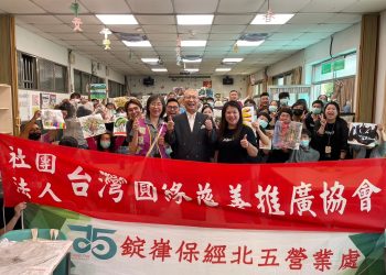 圓緣慈善推廣協會志工為「精神病房迎來清晨」 攜手錠嵂保經彩繪送暖