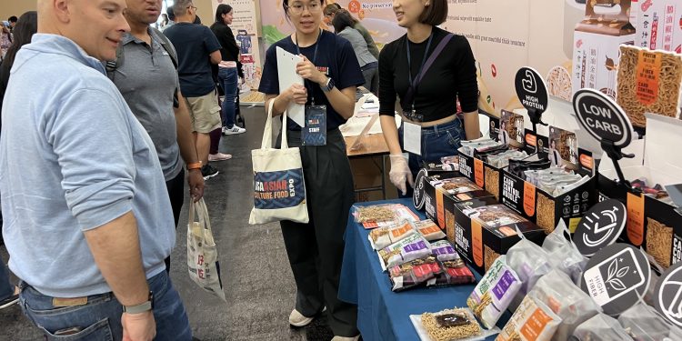 台灣新創拌麵登陸美國 知名通路採購也排隊試吃