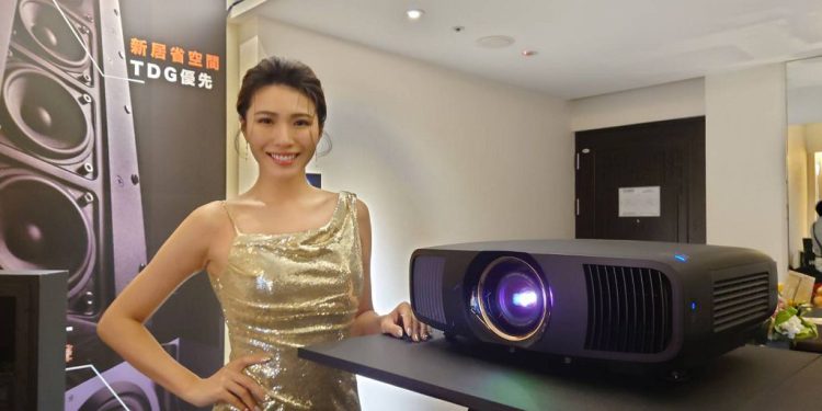 解放色彩「高亮」時代來臨！Epson  發表 4K 雷射投影機 EH-QB1000B