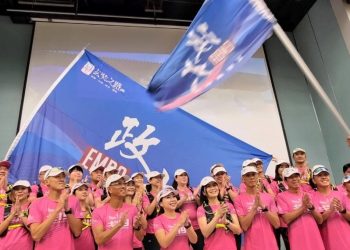 政大EMBA戈壁挑戰賽 企業菁英徒步橫越「戈19誓師大賽」挑戰極限 破框實現