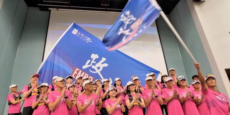 政大EMBA戈壁挑戰賽 企業菁英徒步橫越「戈19誓師大賽」挑戰極限 破框實現