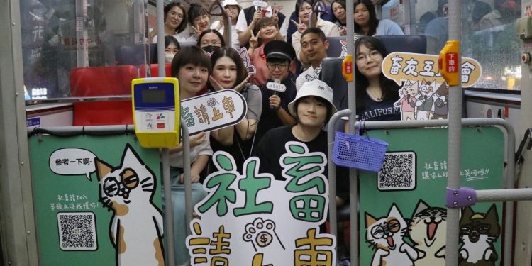 社畜請上車！Podcast頻道首創公車Live 大聊職場鬼故事