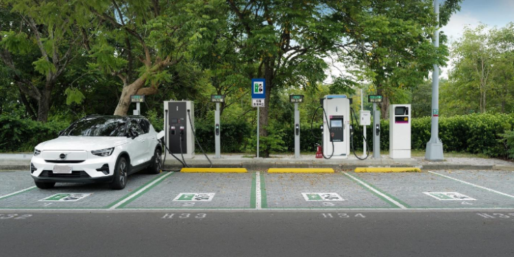 國道服務區充電站全面啟動 減輕電動車主里程焦慮