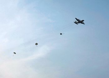 陸軍空訓大鵬灣展開特種水域跳傘