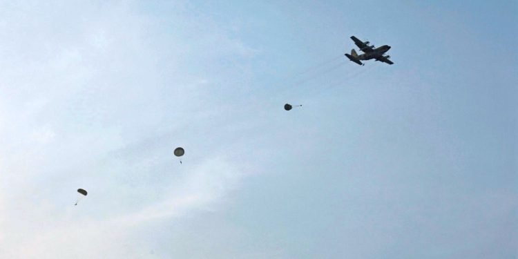 陸軍空訓大鵬灣展開特種水域跳傘