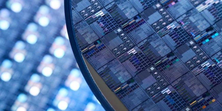 受惠AI!半導體廠加速推進 Q2製造業投資與營收雙雙翻正