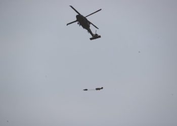 影／陸軍空訓中心首次 黑鷹直升機水域滲透跳傘