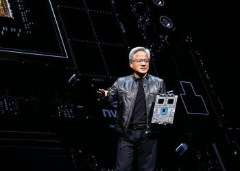 輝達最狂AI晶片橫行無阻！黃仁勳：Blackwell需求超瘋狂、全面投產