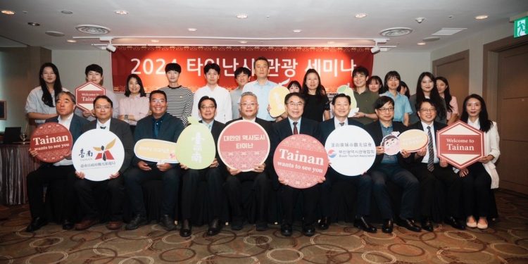 黃偉哲市長見證南市釜山簽署觀光送客MOU  臺南館再獲展位設計獎