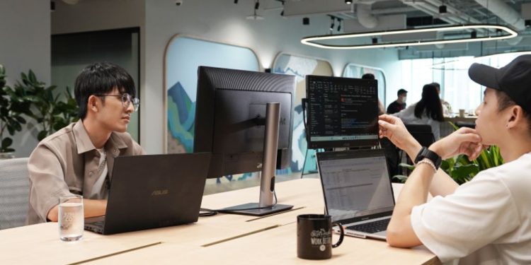 打造雙螢行動辦公室，華碩聯手 JustCo 開創高效多工新視界
