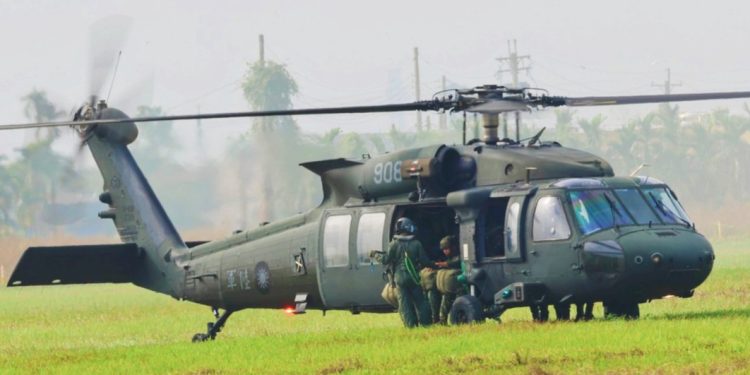 獨／黑鷹高空跳傘　正妹女士官巾幗不讓鬚眉