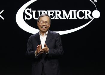 「AI妖股」下市警報解除？美超微新任BDO審計師 股價絕地大反攻