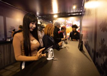 「咒術迴戰 幻影夜行」虎杖悠仁、五条悟現身松山文創 引排隊熱潮