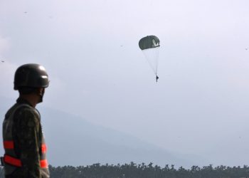 強化官兵空降 空訓中心進行學員執行CH-47運輸機跳傘訓練