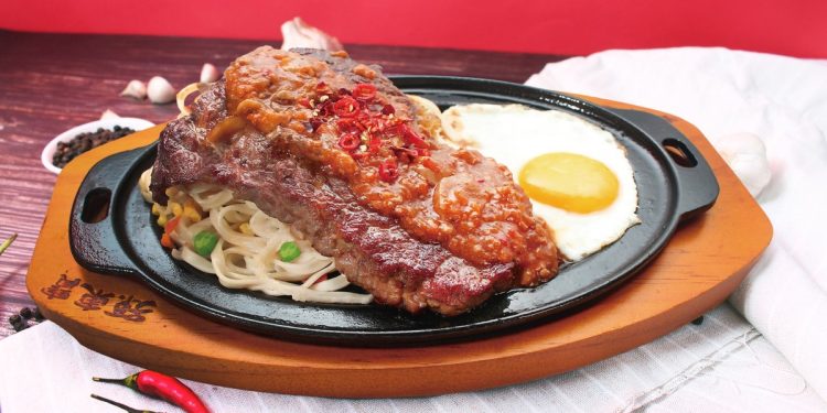 牛排新吃法!孫東寶與貴族世家 麻辣牛排新登場!