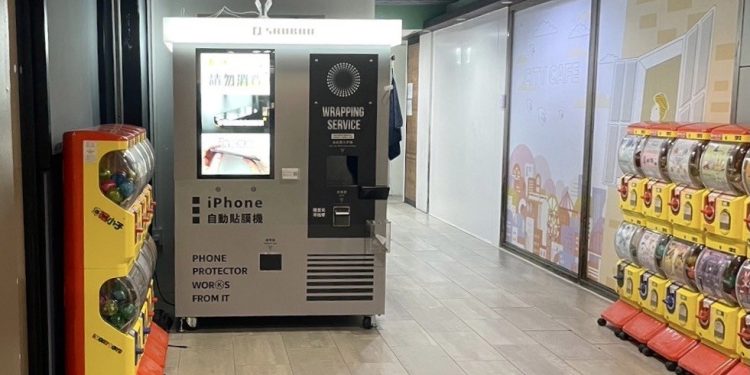 i人最愛！90秒搞定iPhone保護貼 SAOBAO全自動貼膜機超神速