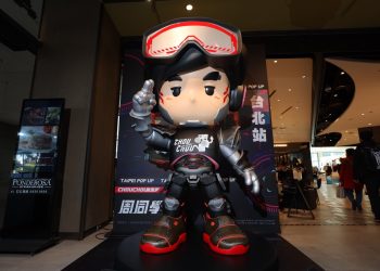 周杰倫潮玩快閃店台北松菸登場！3公尺巨型「周同學」首亮相