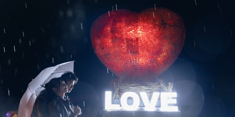 屏東漁港變身浪漫打卡聖地 「曖曖在海邊」光影藝術閃耀登場