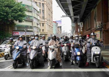 機車族騎車不狼狽！極鋒雨衣3秒快速穿脫 帥氣新選擇