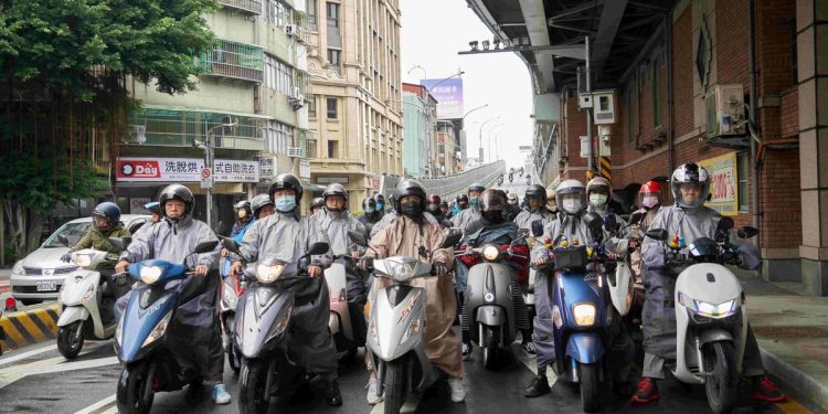 機車族騎車不狼狽!極鋒雨衣3秒快速穿脫 帥氣新選擇