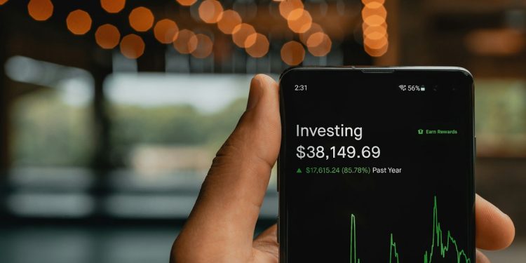 ETF搶市大戰開打 降費率、分割拆股樣樣來 這兩檔海外ETF怎麼選 網友:成本唯「低」是問