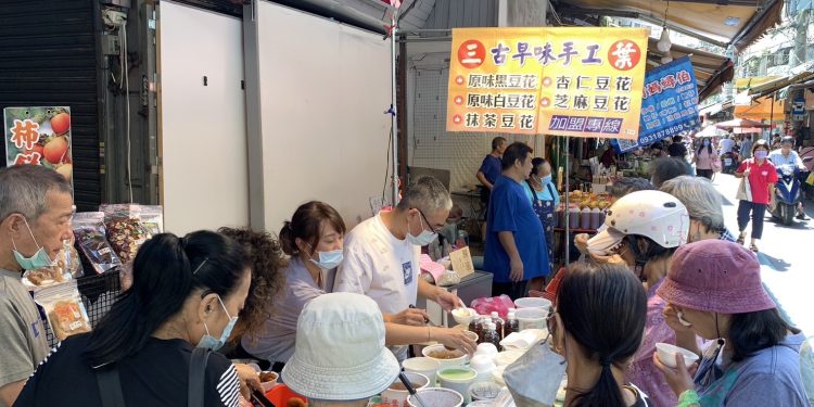從職場到菜市場「三葉豆花」兄妹齊心創業 親情與好味道攜手迎風成長