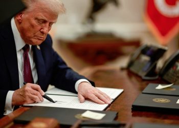 全球貿易局勢升溫！川普擬對汽車、半導體及藥品課徵25%關稅