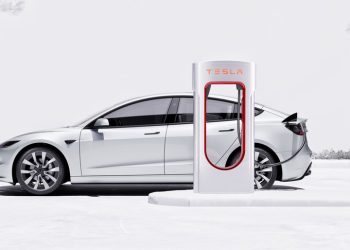 特斯拉銷售跌落谷底 馬斯克跨足政治及爭議話題成隱憂?