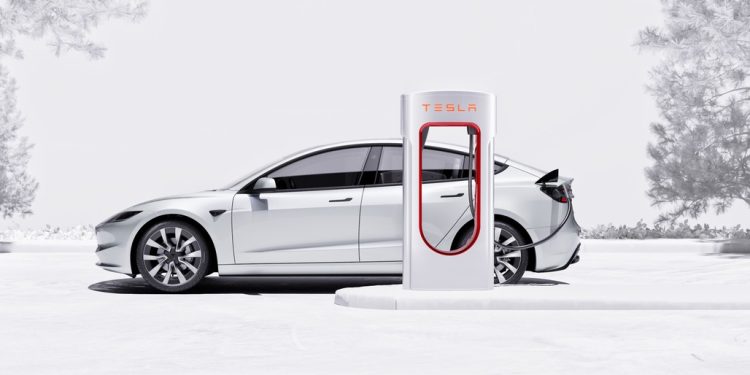 特斯拉銷售跌落谷底 馬斯克跨足政治及爭議話題成隱憂?