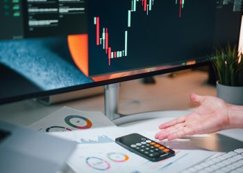 市場波動挑戰加劇：AI理財機器人如何助投資人布局退休財富？