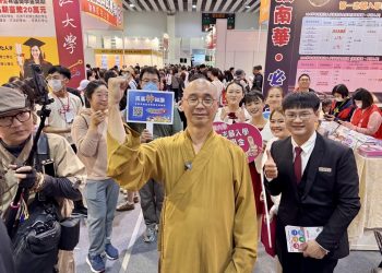 佛學僧學 北高大學博覽會一同展 百萬神知識挑戰送「神袋」法藏大和尚現場圈粉。