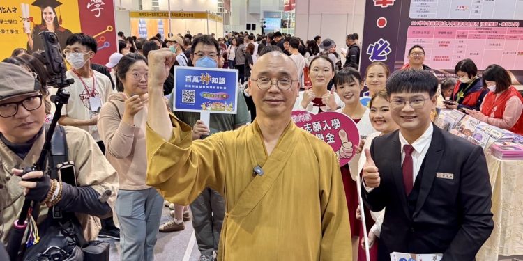 佛學僧學 北高大學博覽會一同展 百萬神知識挑戰送「神袋」法藏大和尚現場圈粉。
