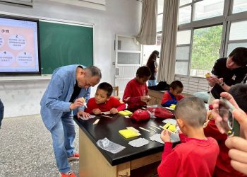 沙發先生家居遠赴台中偏鄉小學，與德芙蘭學童共築設計與棒球夢