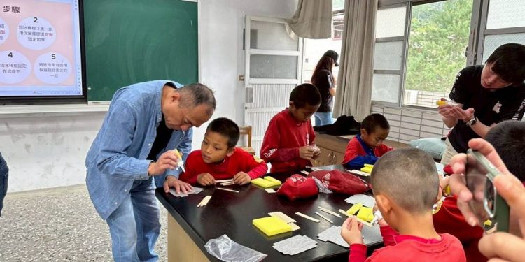 沙發先生家居遠赴台中偏鄉小學，與德芙蘭學童共築設計與棒球夢